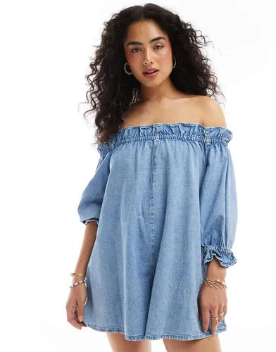 Combishort en denim souple avec épaules dénudées à détail volanté - moyen délavé - Asos Design - Modalova