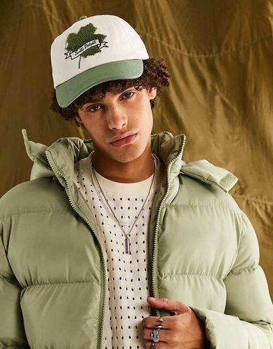 Casquette en coton doux avec broderie feuille d'érable - Vert délavé/écru - Asos Design - Modalova