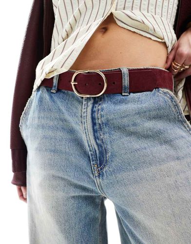 Ceinture en daim avec fine boucle tubulaire - Bordeaux - Asos Design - Modalova