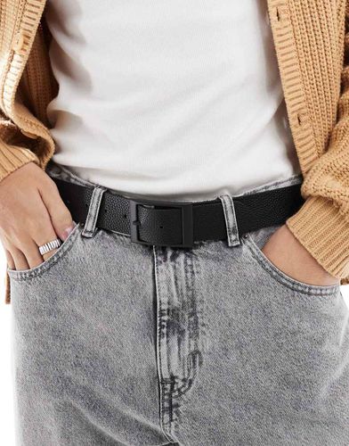 Ceinture en similicuir grainé avec boucle rectangulaire - Asos Design - Modalova