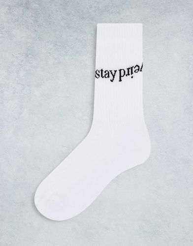 Chaussettes de sport à inscription Stay Weird imprimée - Asos Design - Modalova