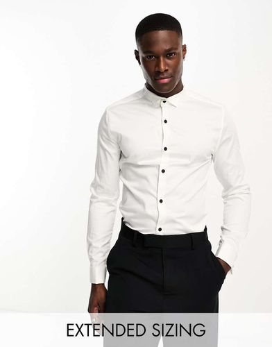 Chemise ajustée en satin de qualité supérieure avec col cassé et boutons contrastants - Asos Design - Modalova