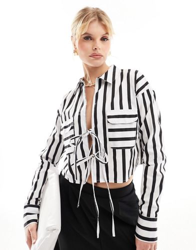 Chemise courte rayée avec liens noués à l'avant - Noir et blanc - Asos Design - Modalova