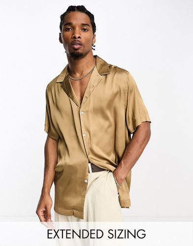 Chemise manches courtes décontractée en satin avec col à revers profonds - Bronze - Asos Design - Modalova