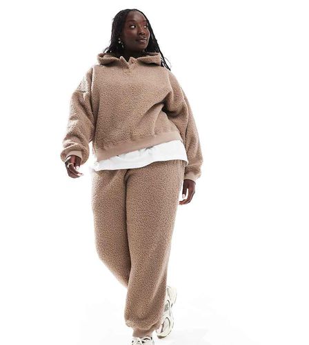 ASOS DESIGN Curve - Ensemble confort en imitation peau de mouton avec pantalon de jogging et sweat à capuche oversize - Taupe - Asos Curve - Modalova