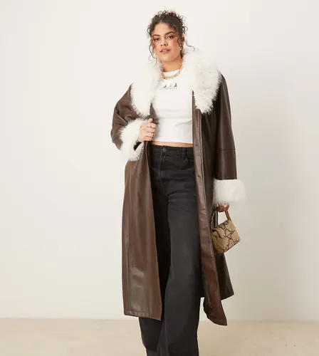 ASOS DESIGN Curve - Manteau long en imitation cuir avec col et poignets en fausse fourrure - Chocolat - Asos Curve - Modalova