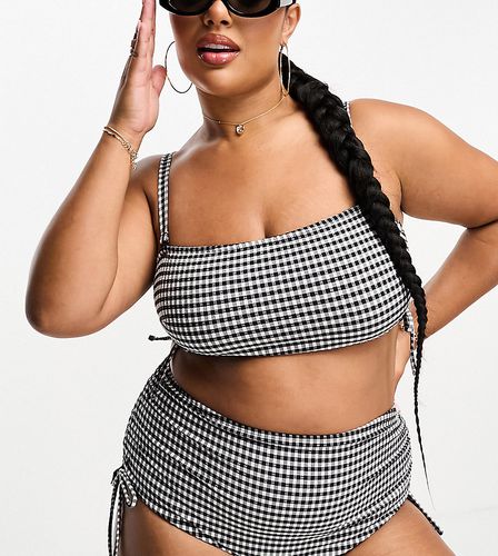 ASOS DESIGN Curve - Mix and Match - Haut de bikini bandeau à carreaux vichy en crêpe froncé sur les côtés - Noir et blanc - Asos Curve - Modalova