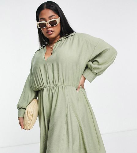 ASOS DESIGN Curve - Robe chemise patineuse courte avec jupe à godets - Kaki - Asos Curve - Modalova