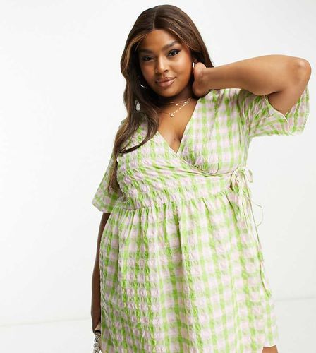 ASOS DESIGN Curve - Robe portefeuille courte à smocks et carreaux - Rose et vert - Asos Curve - Modalova