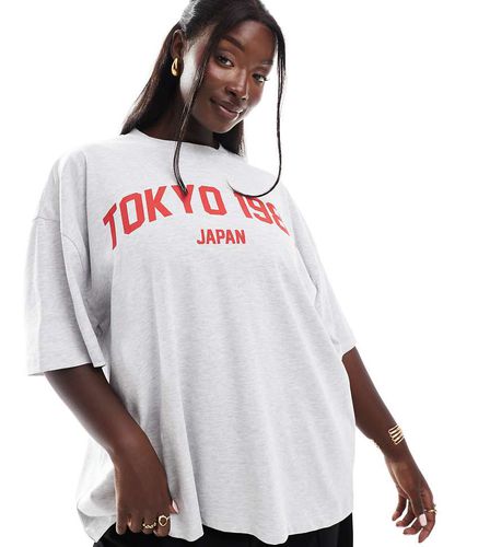 ASOS DESIGN Curve - T-shirt oversize à imprimé Tokyo en relief - Glacier chiné - Asos Curve - Modalova