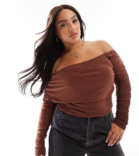 ASOS DESIGN Curve - Top près du corps à manches froncées et encolure asymétrique - Chocolat - Asos Curve - Modalova