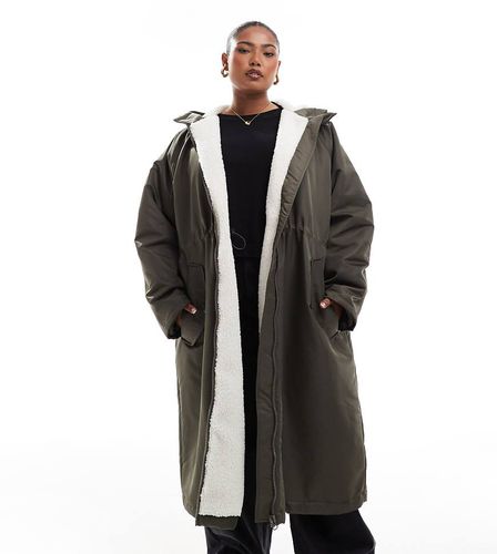 ASOS DESIGN Curve - Veste de pluie longue et doublée d'imitation peau de mouton - Kaki - Asos Curve - Modalova