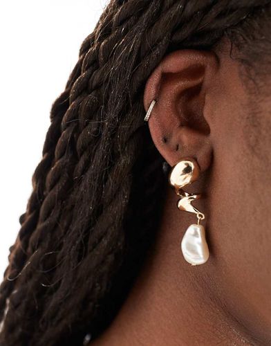 Boucles d'oreilles à pendant effet fondu avec perles fantaisie - Asos Design - Modalova