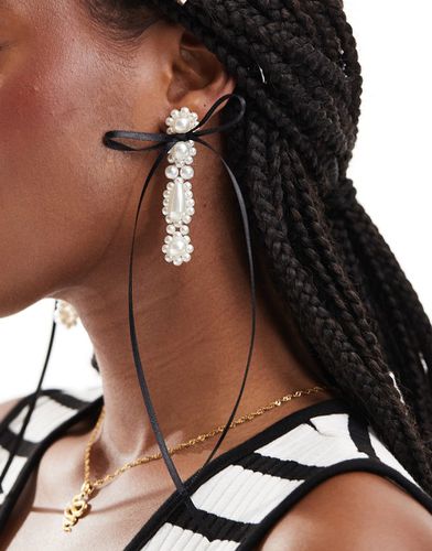 Boucles d'oreilles pendantes avec perles nacrées et nauds - Asos Design - Modalova
