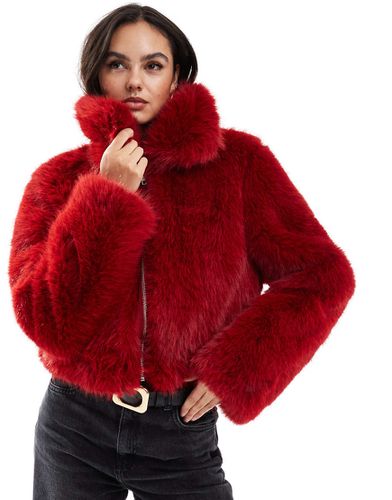 Bomber court en fausse fourrure - Rouge - Asos Design - Modalova