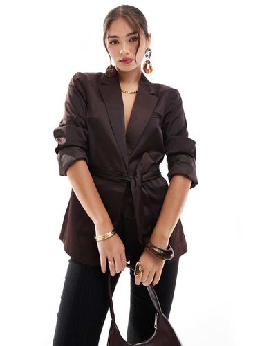 Blazer en satin noué à la taille - Chocolat - Asos Design - Modalova