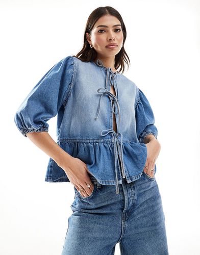 Blouse en denim avec manches bouffantes et lien noué à l'avant - Asos Design - Modalova