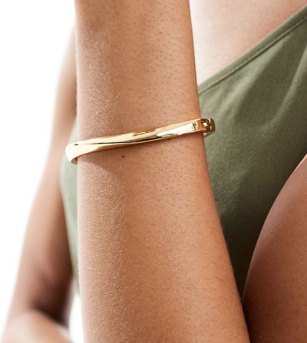 Bracelet jonc torsadé minimaliste en plaqué or 14 carats - Asos Design - Modalova