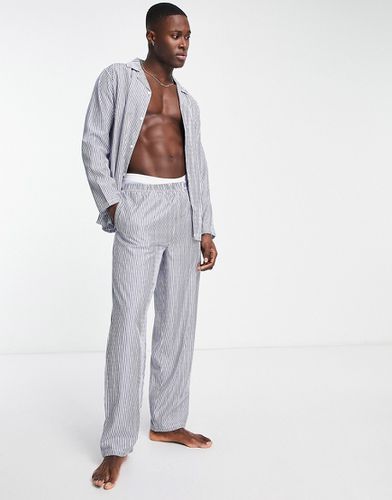 Ensemble de pyjama avec chemise à manches longues et pantalon - à rayures - Asos Design - Modalova