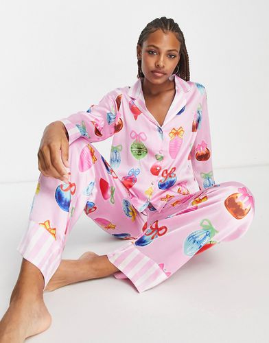 Ensemble de pyjama chemise et pantalon en satin avec bords rayés contrastants et motif boules de Noël - Asos Design - Modalova