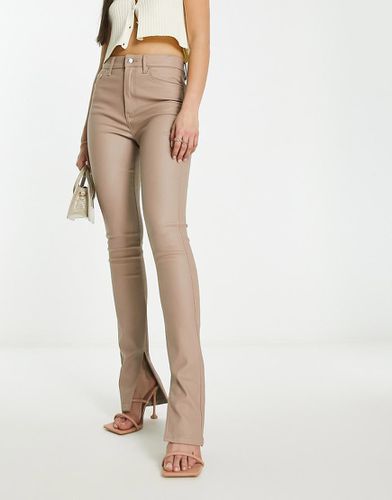 Jean skinny évasé en power stretch enduit avec ourlet fendu - Beige - Asos Design - Modalova