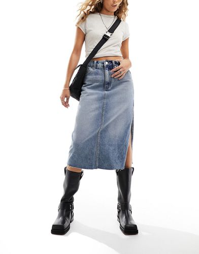 Jupe mi-longue en jean fendue sur le côté - moyen délavé - Asos Design - Modalova