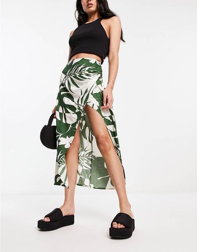 Jupe mi-longue froncée sur le côté en tissu flammé naturel à imprimé tropical - Asos Design - Modalova