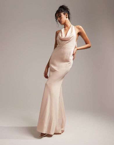 L'invitée - Robe longue en satin avec encolure américaine façon bénitier - Blush - Asos Design - Modalova