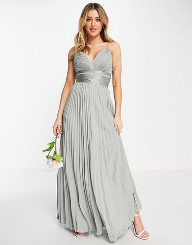 L'invitée - Robe longue plissée à bretelles avec bande en satin sur la taille - Olive - Asos Design - Modalova