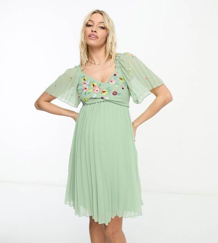 ASOS DESIGN Maternity - Robe courte plissée à manches ange avec buste brodé nouée au dos - sauge - Asos Maternity - Modalova