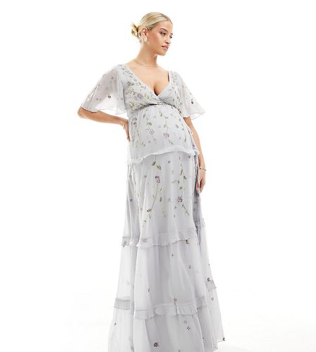 Maternity - Robe cache-caur longue et ornementée pour demoiselle d'honneur avec manches évasées et broderies - clair - Asos Design - Modalova