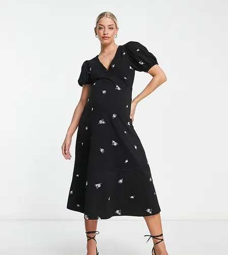 ASOS DESIGN Maternity - Robe mi-longue à volants avec bords en dentelle et roses brodées - /rose - Asos Maternity - Modalova