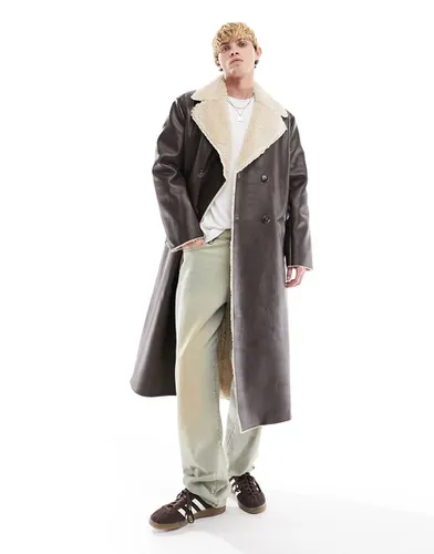 Manteau en peau de mouton et imitation cuir - Asos Design - Modalova
