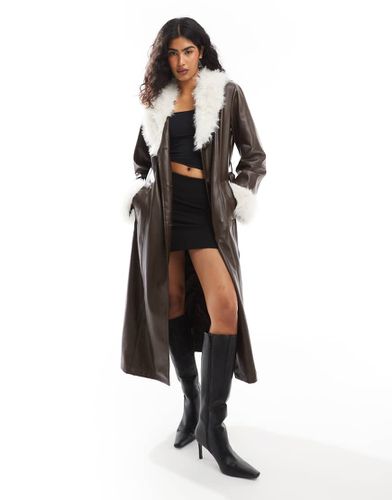 Manteau long imitation cuir avec poignets et col en fausse fourrure - Chocolat - Asos Design - Modalova