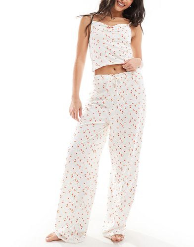 Mix & Match - Pantalon de pyjama court à bords volantés et imprimé cerises - Asos Design - Modalova