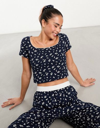 Mix & Match - T-shirt de pyjama ajusté à petites fleurs avec bordures en picot et chouchou assorti - Asos Design - Modalova