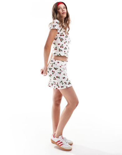 Mini-jupe d'ensemble à imprimé fraises et ourlet volanté - Asos Design - Modalova