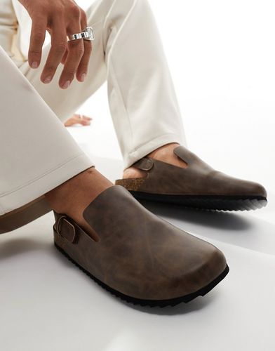Sandales à enfiler style sabots avec boucle - Marron - Asos Design - Modalova