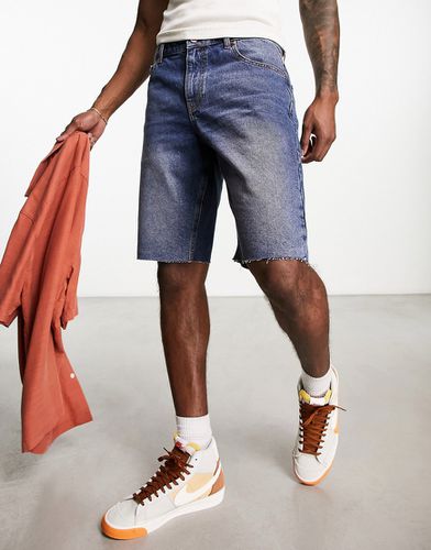 Short en jean slim coupe classique avec ourlet brut - moyen délavé - Asos Design - Modalova