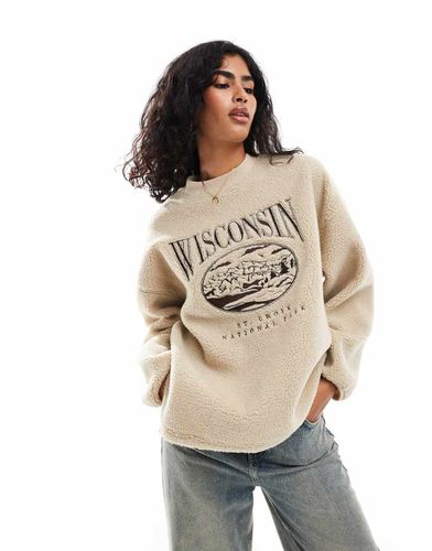 Sweat-shirt imitation peau de mouton avec broderie Wisconsin - Asos Design - Modalova