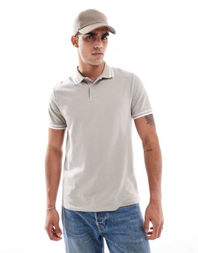 Polo basique en piqu  lisers blancs - Taupe - Asos Design - Modalova
