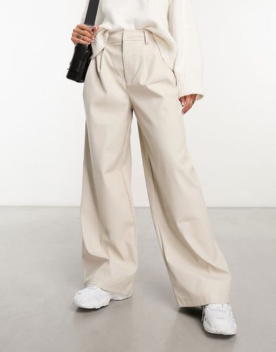Pantalon coupe dad large en similicuir - neige - Asos Design - Modalova
