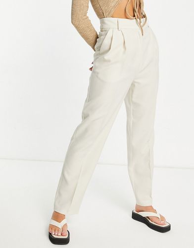 Pantalon coupe mom à plis sur le devant - Beige - Asos Design - Modalova