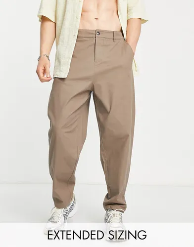 Pantalon chino oversize coupe fuselée - Taupe foncé - Asos Design - Modalova
