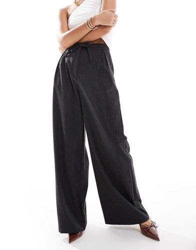 Pantalon à pinces coupe ample et ajustée en tissu brossé rayé avec détail noué à la taille - Anthracite - Asos Design - Modalova