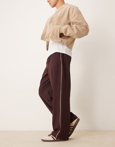 Pantalon ample élégant à enfiler avec liseré latéral - Bordeaux - Asos Design - Modalova