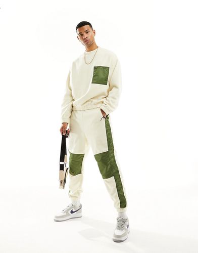 Pantalon de jogging d'ensemble fuselé en polaire avec empiècements en nylon - cassé - Asos Design - Modalova
