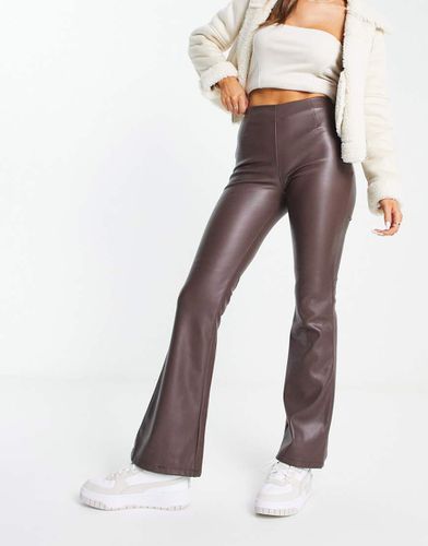 Pantalon évasé en similicuir stretch - Chocolat - Asos Design - Modalova