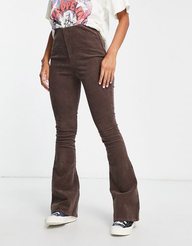 Pantalon évasé en velours côtelé - Chocolat - Asos Design - Modalova
