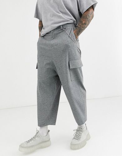 Pantalon habillé fuselé à entrejambe bas avec poches cargo et chaîne en métal - Asos Design - Modalova